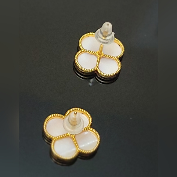 Set of Clover Earrings and Pendant only, Mother of Pearl Pinkish Tone 18K - Picture 6 of 14